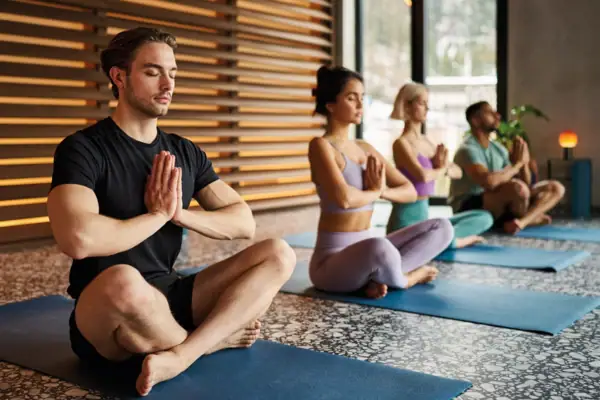 Yoga im Badeschloss Bad Gastein Gruppe junger Erwachsener bei einer geführten Yoga-Session in einem stilvollen Innenraum