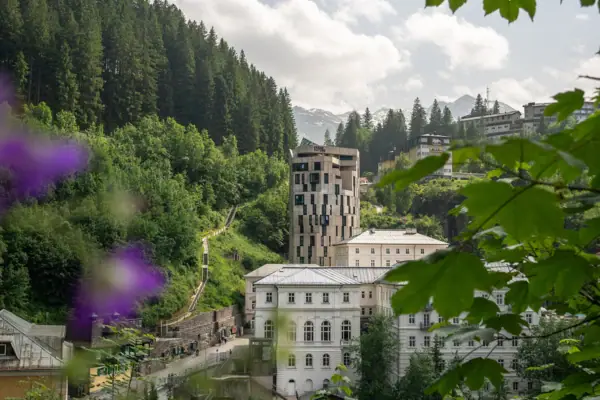Urban Nature Hotel Bad Gastein The Urban Nature Hotel Bad Gastein, with mountains and trees in the background.