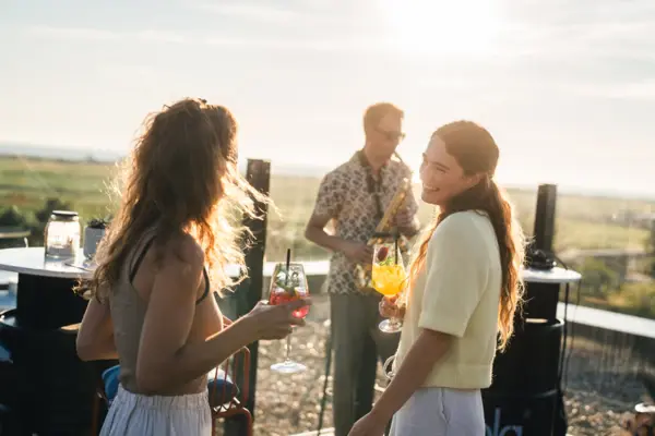 Bar Eine Gruppe von Frauen hält Getränke.