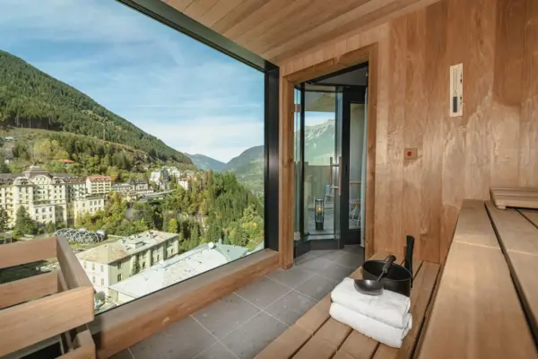 Sauna Ein Zimmer mit einem großen Fenster und Blick auf die Berge.