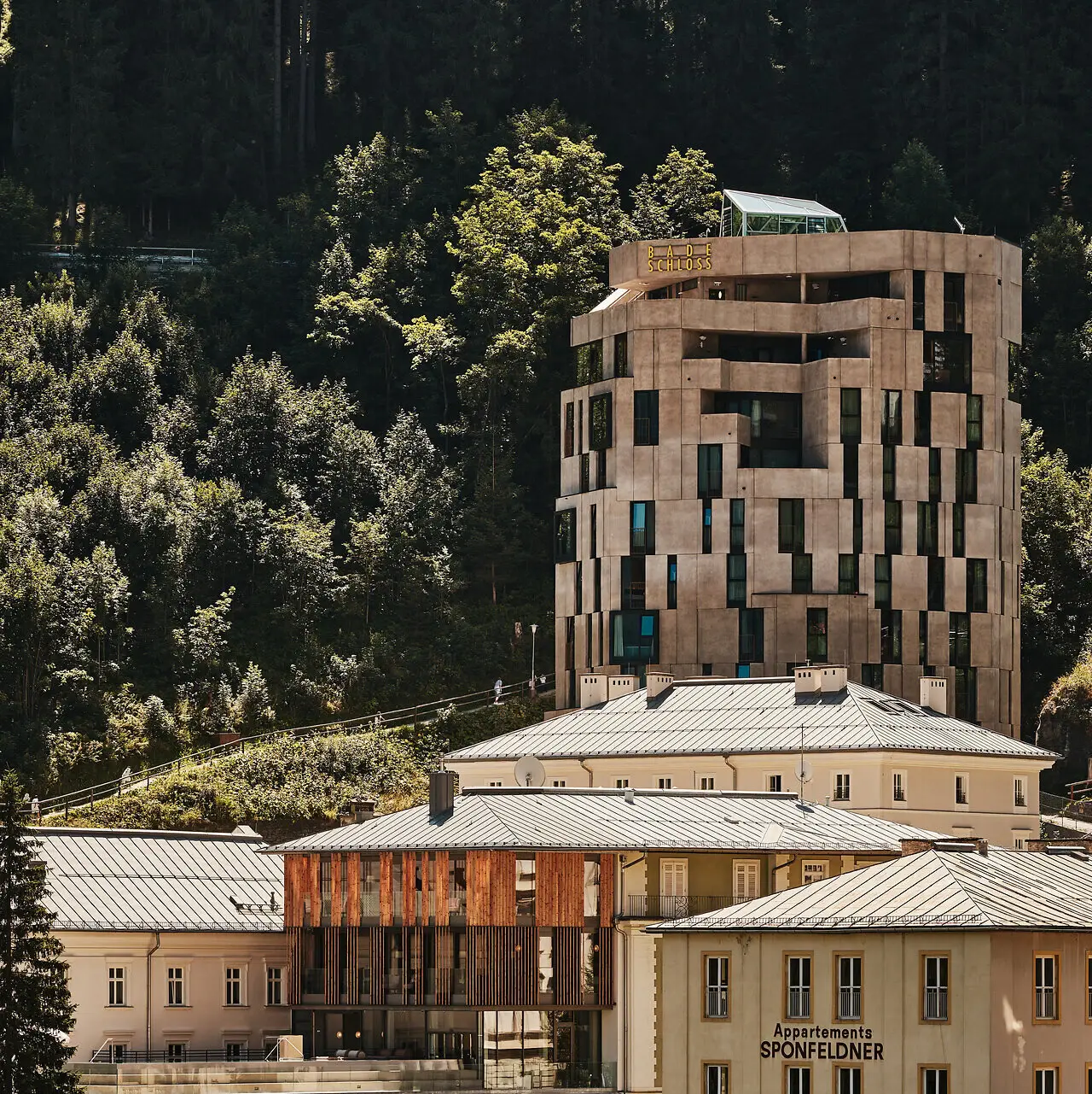Das Urban Nature Hotel Bad Gastein von außen mit den Bergen im Hintergrund.