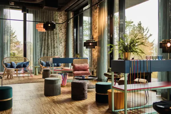 Verschiedene Sitzeckenin der Drifter's Hang Out Bar in St. Peter-Ording