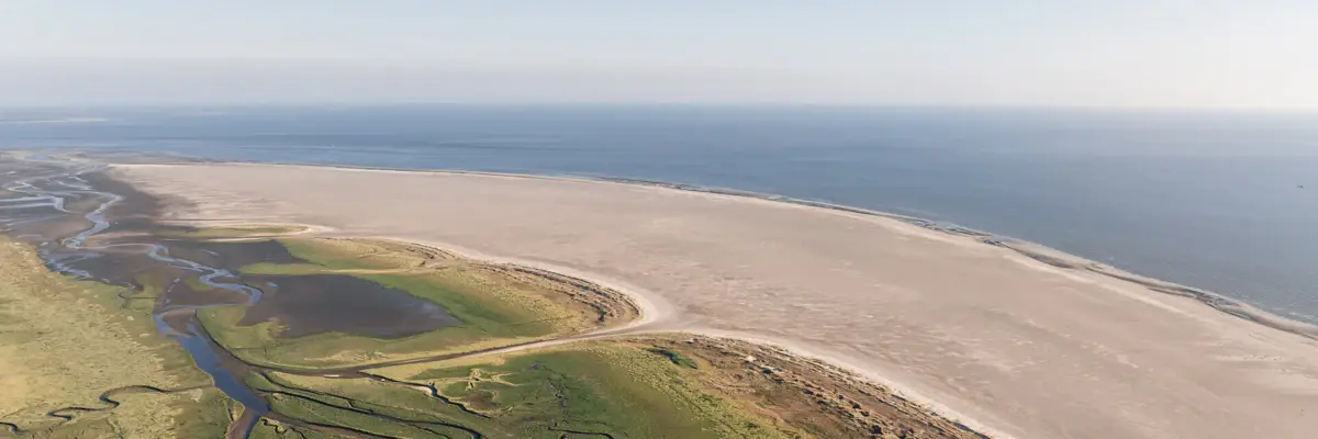 Luftaufnahme des Strandes von St. Peter-Ording mit der Nordsee.
