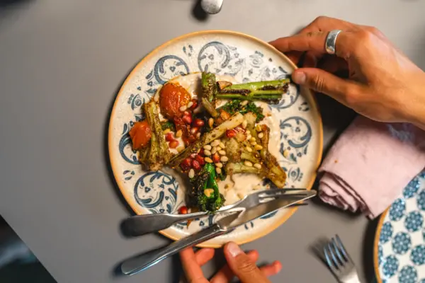 A plate photographed from above, on which a delicious dish with vegetables is served.