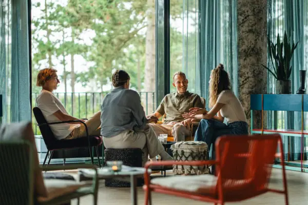 Drifters’ Hang Out Bar A group of people are sitting on chairs in the Drifters Hang Out Bar at the Urban Nature Hotel in St. Peter-Ording.
