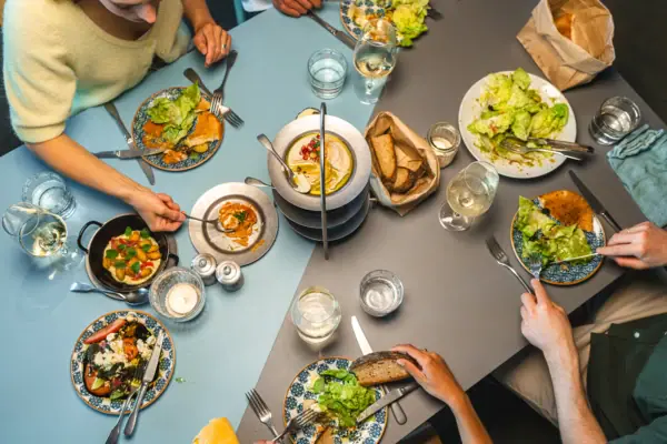 Eine Gruppe von Menschen beim Essen an einem Tisch.