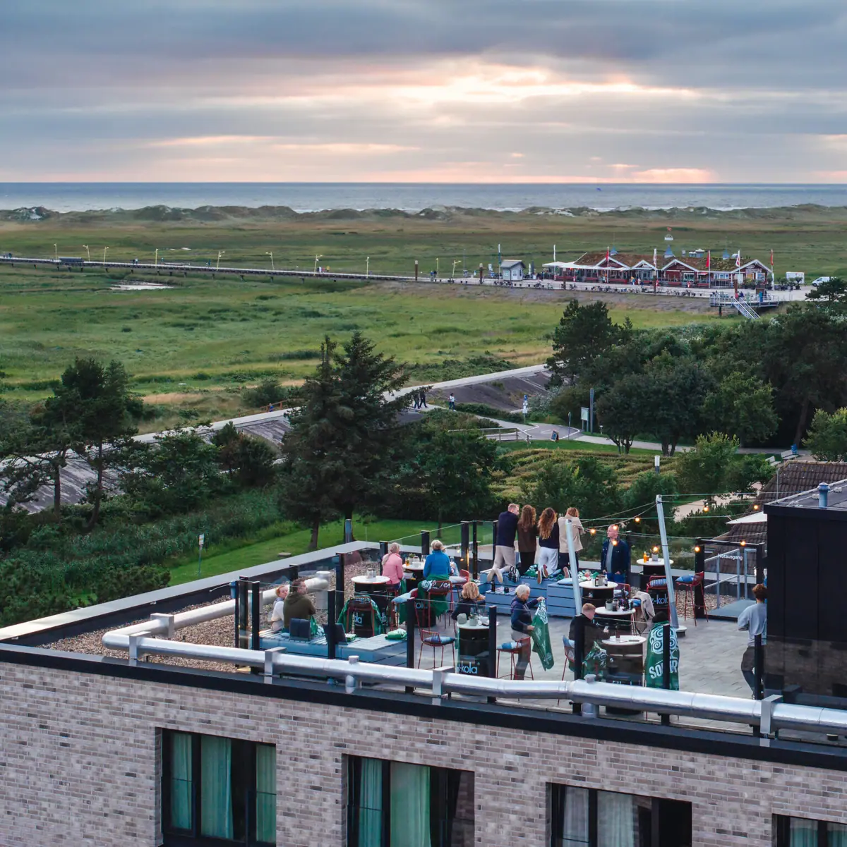 Rooftop Bar Urban Nature Hotel SPO People stand on the rooftop bar of the Urban Nature Hotel St. Peter-Ording.