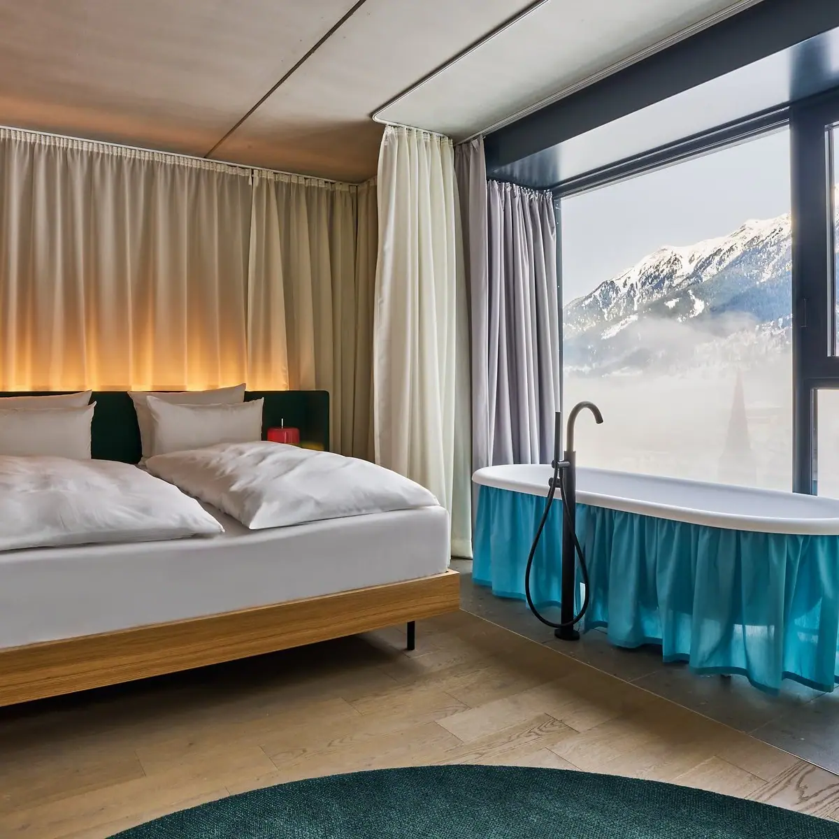 Urban Nature Room, Bad Gastein A room with a bed, a bath and a window.