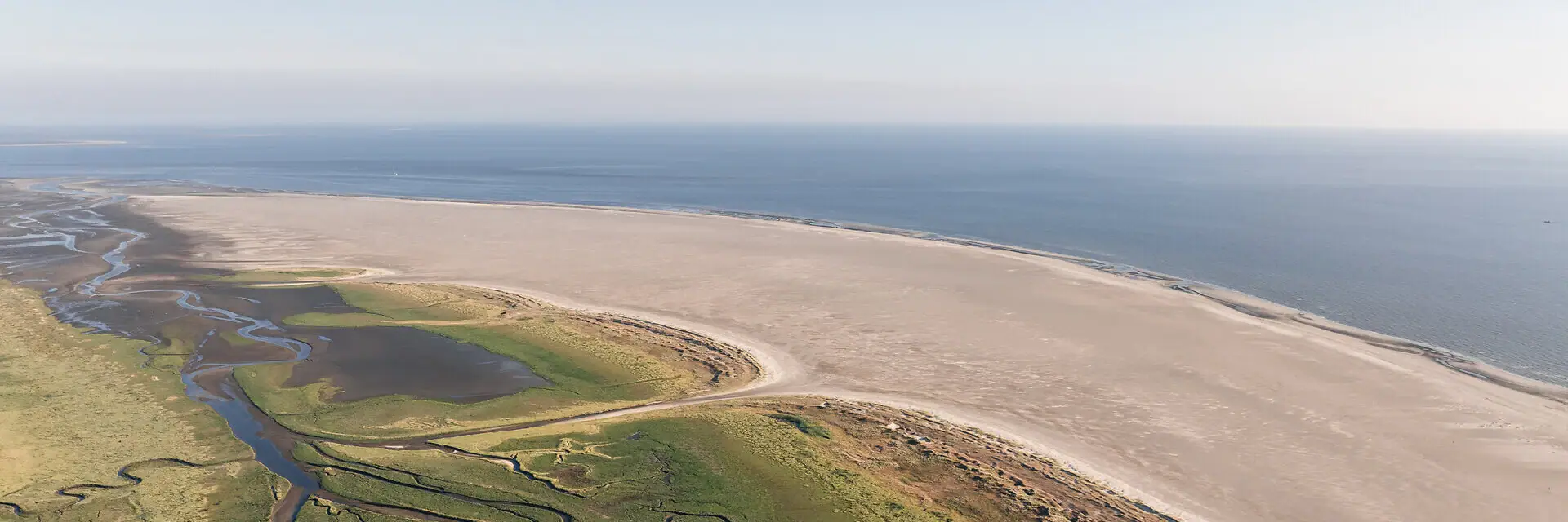 Luftaufnahme des Strandes von St. Peter-Ording mit der Nordsee.