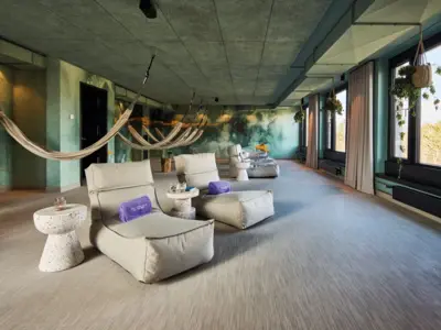 Ruheraum Urban Nature St. Peter-Ording The relaxation room at the Urban Nature Hotel St. Peter-Ording with hammocks and comfortable armchairs.